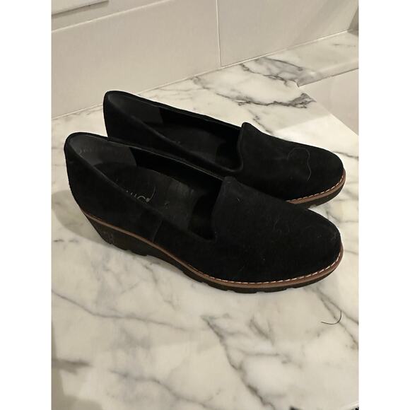 Vionic black suede shoes - Picture 2 of 5